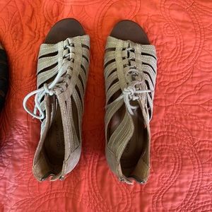 Cobb Hill / Rockport suede Taupe suede Roman sandals zipper in back